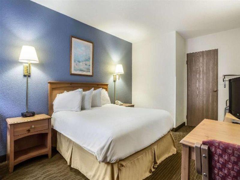 Days Inn By Wyndham Mackinaw City - Bridgeview Area Exterior photo
