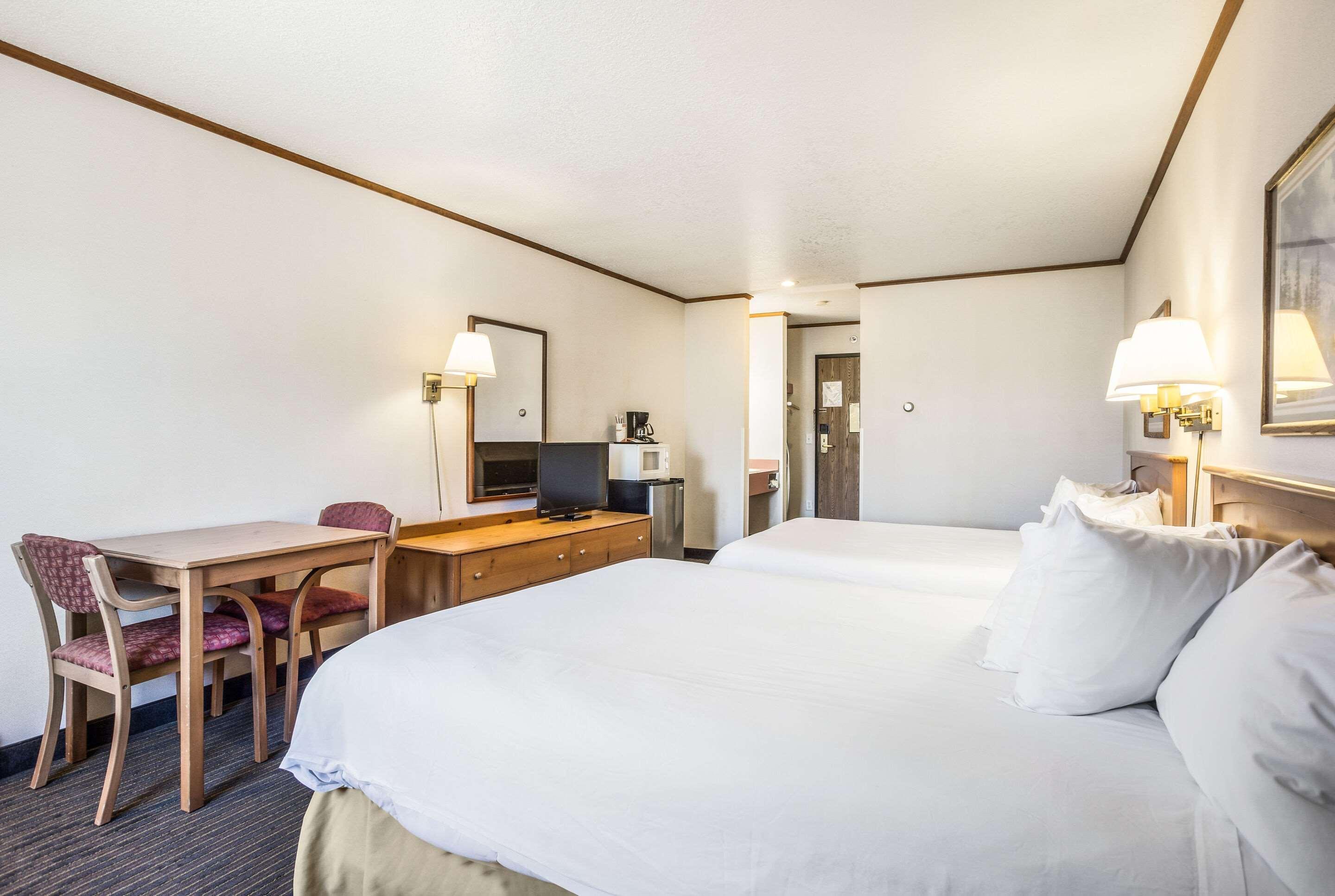 Days Inn By Wyndham Mackinaw City - Bridgeview Area Exterior photo