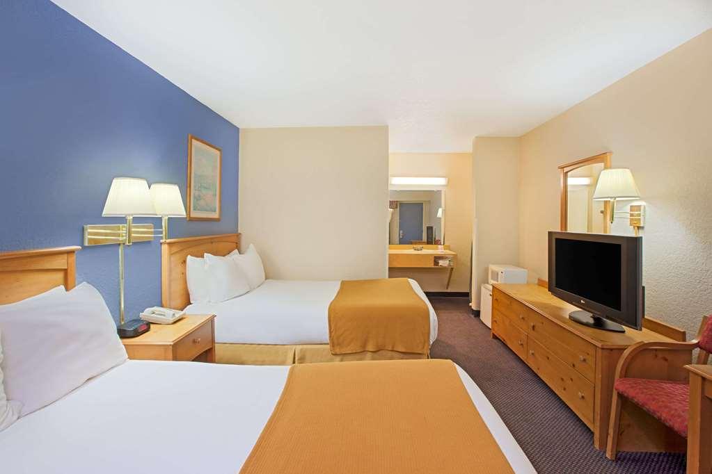 Days Inn By Wyndham Mackinaw City - Bridgeview Area Exterior photo